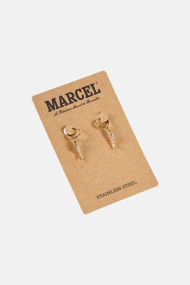 Gouden oorringen met visje en roze steentjes van Le Fabuleux Marcel de Bruxelles, op kartonnen houder, stalen ringen