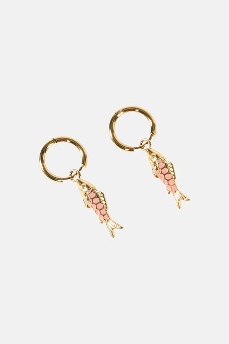 Gouden visvormige oorringen van Le Fabuleux Marcel de Bruxelles met roze emaille schubben en glanzende finish, front view