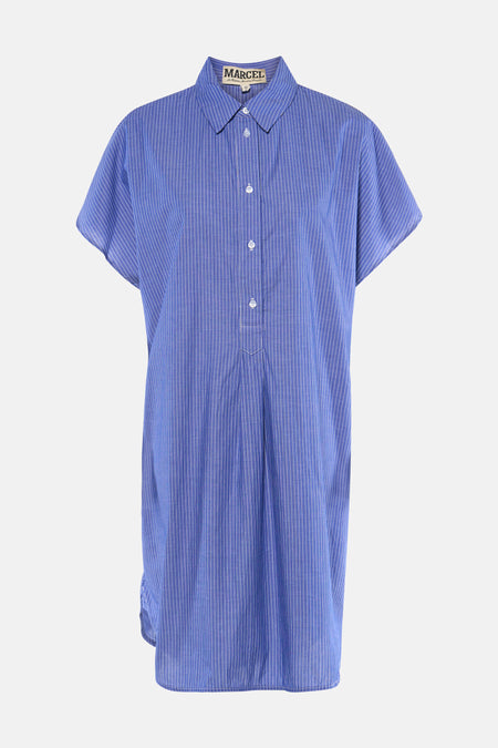 Blauw kleedje met korte mouwen van Le Fabuleux Marcel de Bruxelles, met witte strepen, kraag en halve knoopsluiting.