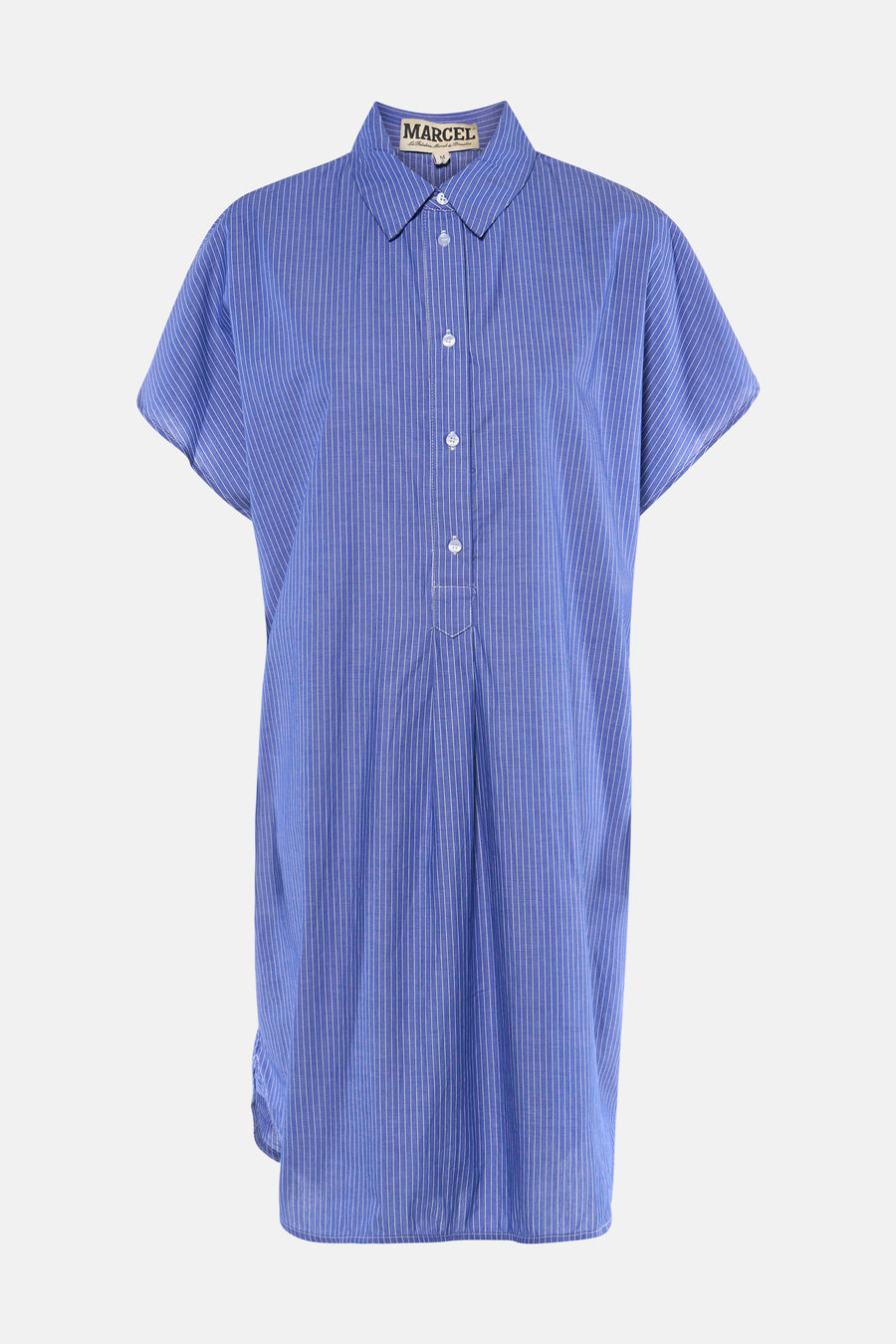 Robe bleue à manches courtes de Le Fabuleux Marcel de Bruxelles, avec rayures blanches, col et demi-patte de boutonnage.