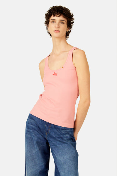 Roze singlet van Le Fabuleux Marcel de Bruxelles van ribstof met kreeftenborduursel, gedragen door een model met een spijkerbroek.