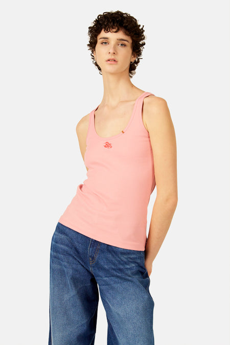 Roze singlet van Le Fabuleux Marcel de Bruxelles van ribstof met kreeftenborduursel, gedragen door een model met een spijkerbroek.
