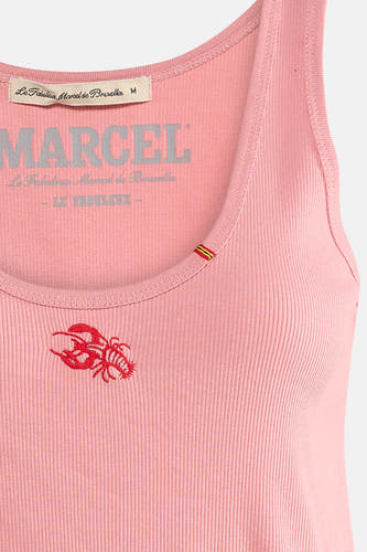 Roze geribd singlet van Le Fabuleux Marcel de Bruxelles met rode kreeftborduur en gestreept detail.