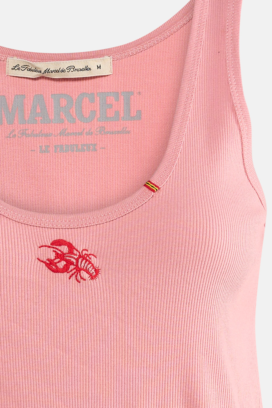 Roze geribd singlet van Le Fabuleux Marcel de Bruxelles met rode kreeftborduur en gestreept detail.