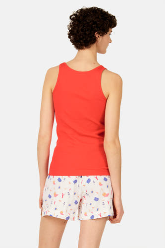 Rood geribbelde singlet van Le Fabuleux Marcel de Bruxelles, rugzicht op vrouw met korte, krullende haren en geprinte shorts.