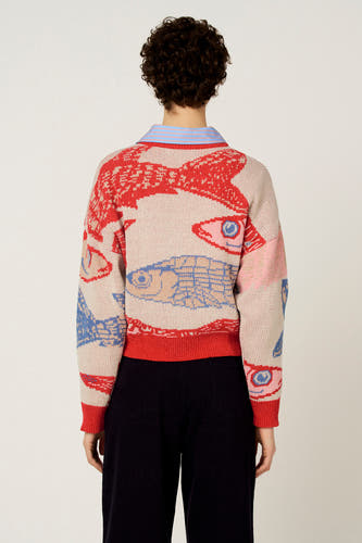 Multikleurige trui met ronde hals van Le Fabuleux Marcel de Bruxelles, met gebreid vispatroon en een blauw gestreept overhemd eronder.
