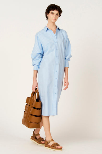 Robe bleue à manches longues de Le Fabuleux Marcel de Bruxelles, avec un motif à carreaux subtil, vue de profil.