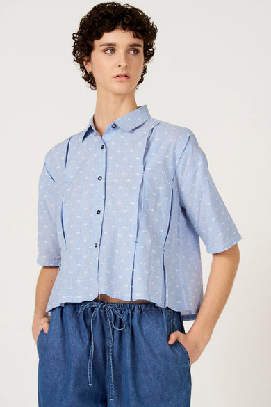Chemise bleue à rayures à manches courtes de Le Fabuleux Marcel de Bruxelles, vue de dos, avec un petit motif à pois.