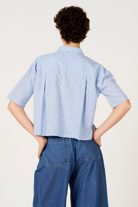 Blauw gestreept overhemd met korte mouwen van Le Fabuleux Marcel de Bruxelles, gezien van achteren, met een klein stippenpatroon.