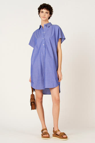 Blauw kleedje met korte mouwen van Le Fabuleux Marcel de Bruxelles, met een streepjespatroon en een bruine handtas.
