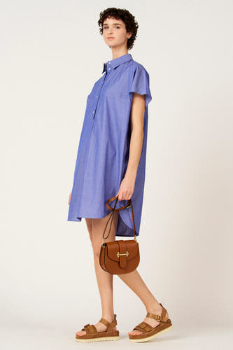 Blauw kleedje met korte mouwen van Le Fabuleux Marcel de Bruxelles, met een gestreept patroon, gedragen met bruine sandalen en een bruine handtas.
