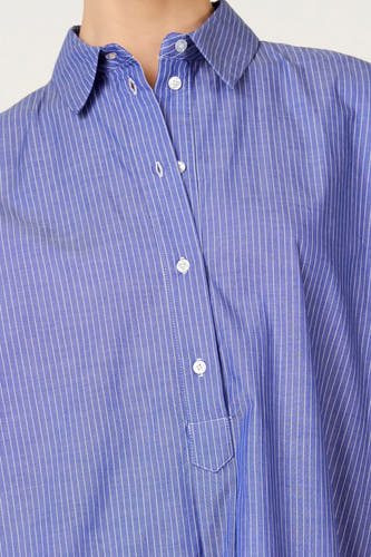 Blauwe jurk met korte mouwen van Le Fabuleux Marcel de Bruxelles, gestreept met knoopsluiting en borstzak.
