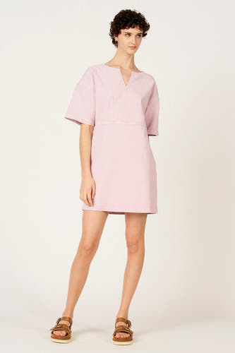 Roze kleedje met korte mouwen van Le Fabuleux Marcel de Bruxelles, met decoratieve stiksels op het lijfje.