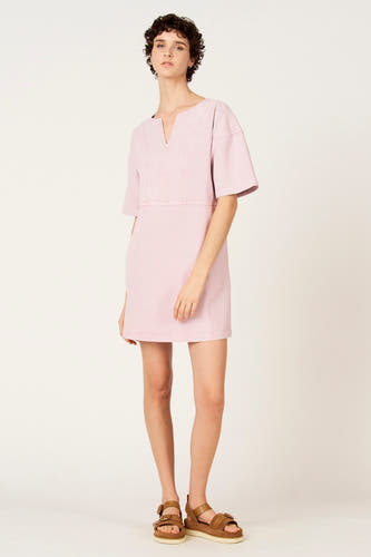 Roze jurk met korte mouwen van Le Fabuleux Marcel de Bruxelles, met V-hals en losse pasvorm.