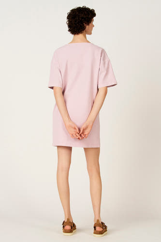 Roze kleedje met korte mouwen van Le Fabuleux Marcel de Bruxelles, met achterkantzicht en bruine sandalen.
