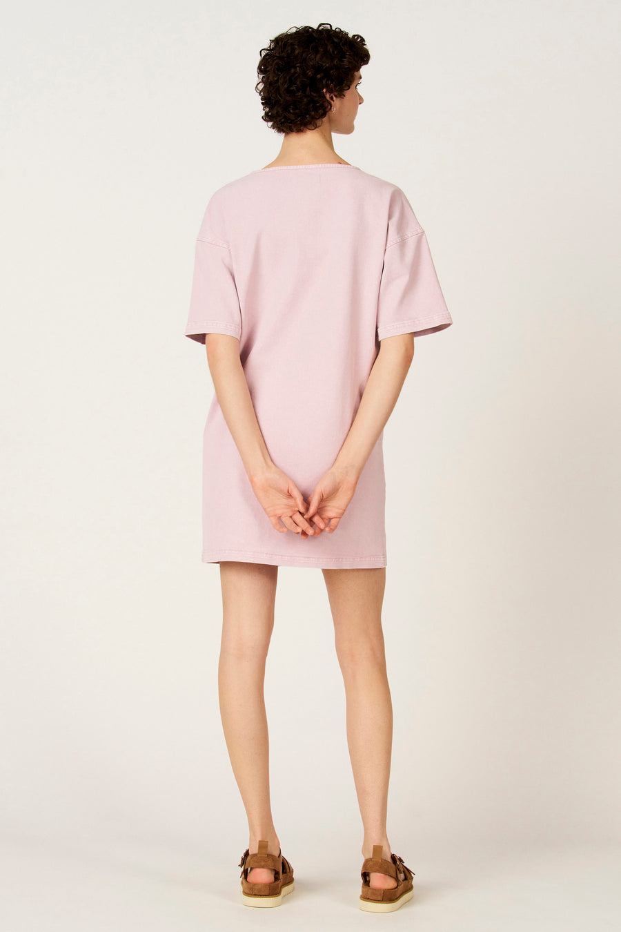Roze kleedje met korte mouwen van Le Fabuleux Marcel de Bruxelles, met achterkantzicht en bruine sandalen.
