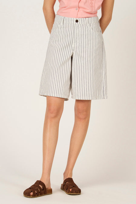 Gestreept bermuda van Le Fabuleux Marcel de Bruxelles, gedragen met bruine sandalen en een roze blouse.
