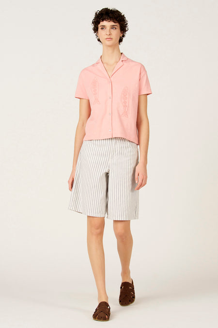 Blauwe bermuda van Le Fabuleux Marcel de Bruxelles, met verticale strepen en een losse pasvorm.