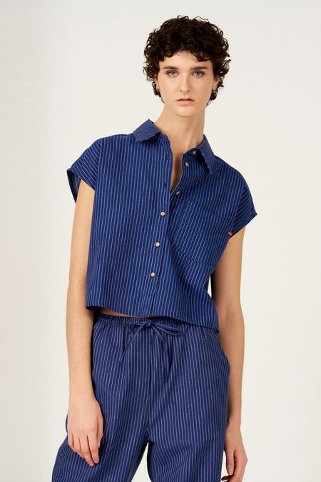 Blauw gestreept hemd met korte mouwen van Le Fabuleux Marcel de Bruxelles, met houten knoopjes en een borstzak.