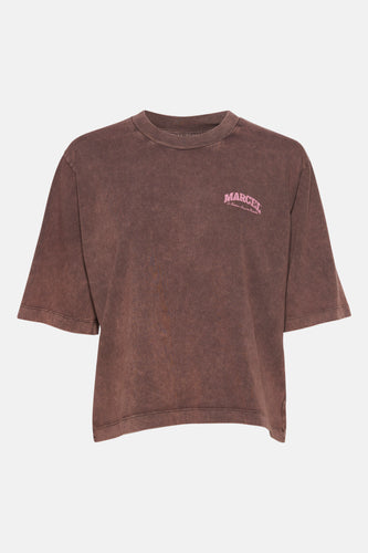 Bruin T-shirt met roze 'Marcet'-tekst.
