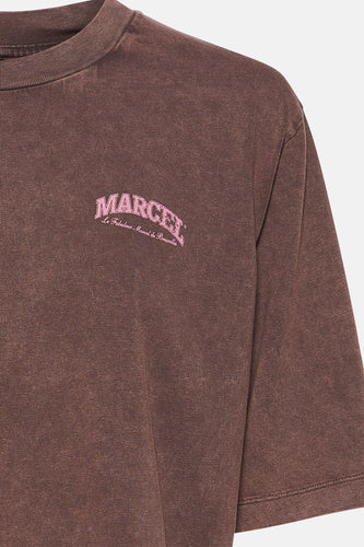 Bruin T-shirt met roze 'Marcel' tekst.
