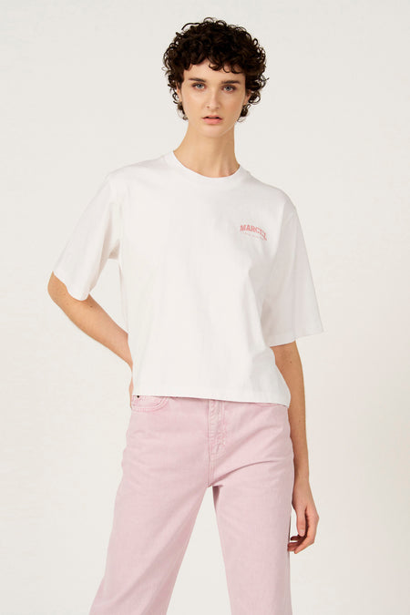 Wit T-shirt met korte mouwen van Le Fabuleux Marcel de Bruxelles, gedragen met roze jeans.