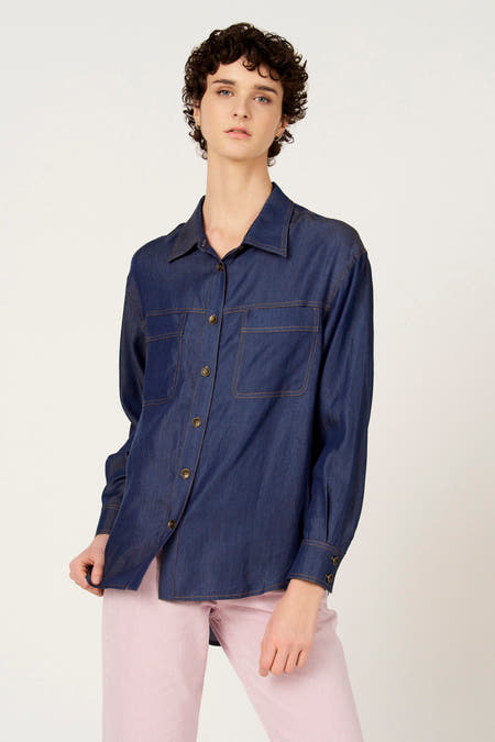 Donkerblauw denim overhemd met lange mouwen van Le Fabuleux Marcel de Bruxelles, met borstzakken en gekleurde stiksels.