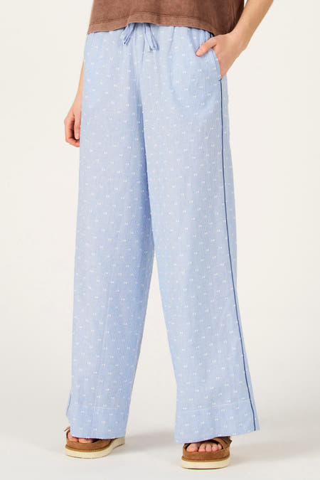 Blauwe broek van Le Fabuleux Marcel de Bruxelles, met witte stippen en gestreepte textuur.