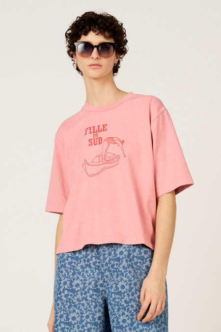 Roze T-shirt met korte mouwen van Le Fabuleux Marcel de Bruxelles, met een vintage print van een vrouw in een boot.