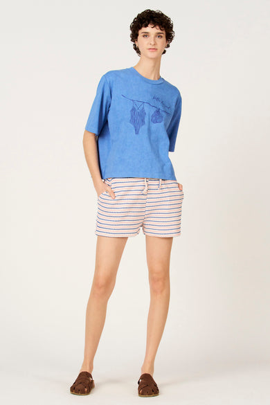 Blauw T-shirt met korte mouwen van Le Fabuleux Marcel de Bruxelles, met een grafische print. De shorts hebben horizontale strepen.