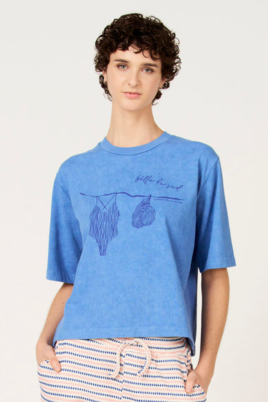 Blauw T-shirt met korte mouwen van Le Fabuleux Marcel de Bruxelles, met grafische print van badpak op waslijn.