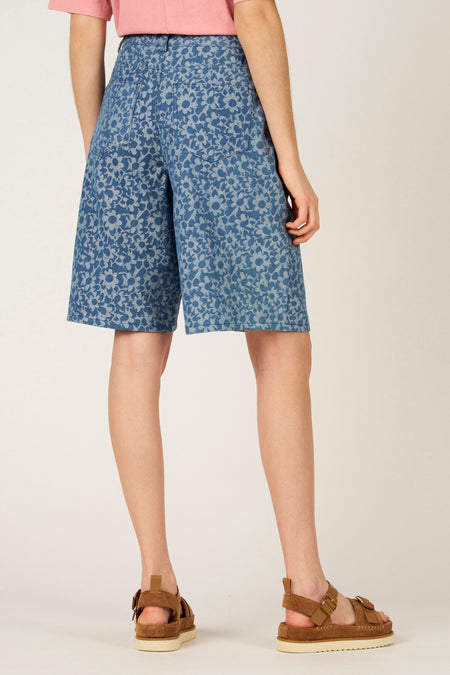 Bermuda en jean bleu à motif floral de Le Fabuleux Marcel de Bruxelles.