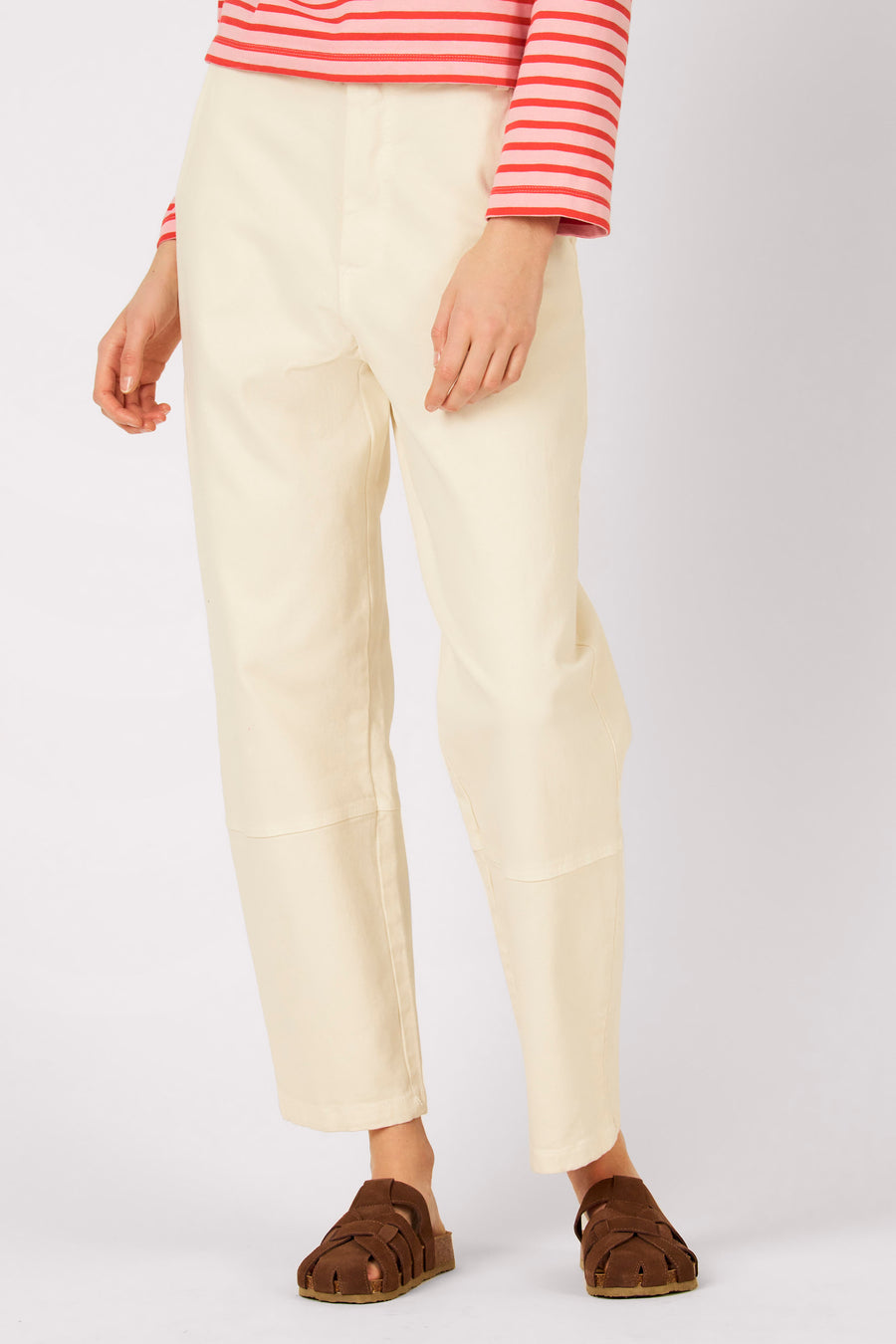 Ecru broek van Le Fabuleux Marcel de Bruxelles, met kniestukken en bruine sandalen.