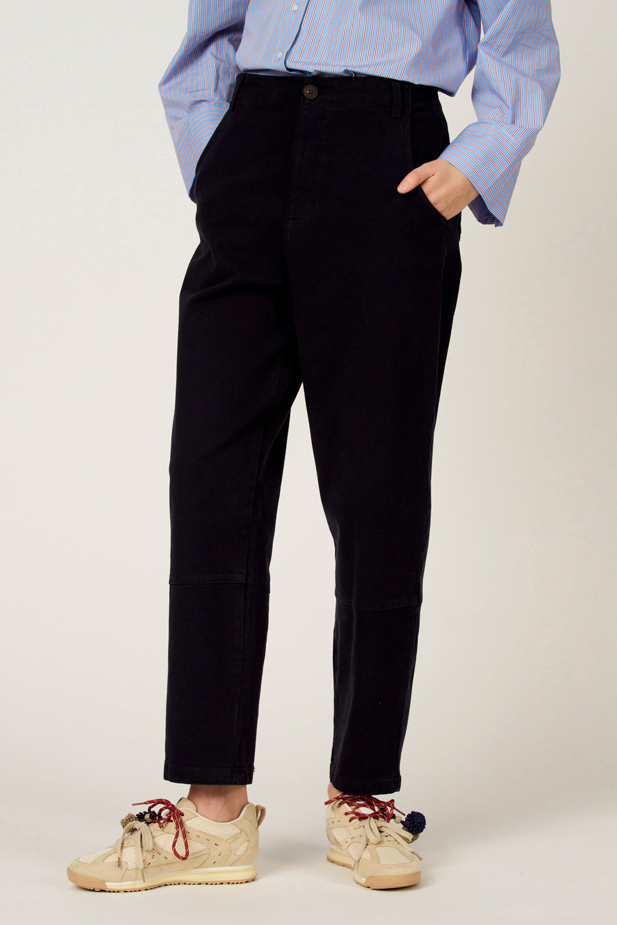 Pantalon bleu de Le Fabuleux Marcel de Bruxelles avec un bouton et des détails subtils.