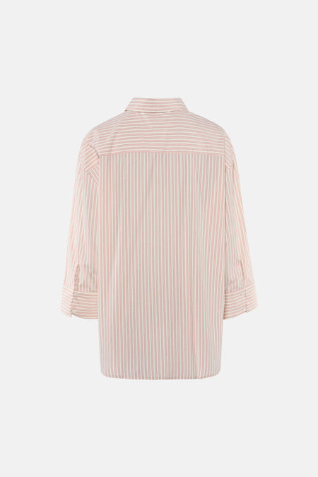 Chemise à manches longues de Le Fabuleux Marcel de Bruxelles, beige à rayures rouges verticales et manches trois-quarts retroussées, dos.