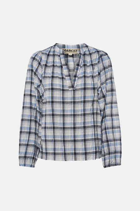 Blauw, wit en zwart geruite blouse met lange mouwen van Le Fabuleux Marcel de Bruxelles, met V-hals en geplooide schouders.