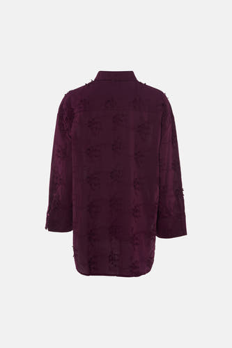 Chemise violette à manches longues de Le Fabuleux Marcel de Bruxelles, avec fleurs brodées et détails légèrement effilochés, vue arrière.