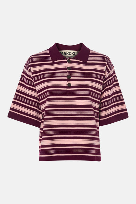 Polo en maille à rayures bordeaux et rose clair de Le Fabuleux Marcel de Bruxelles, avec col polo et quatre boutons foncés.