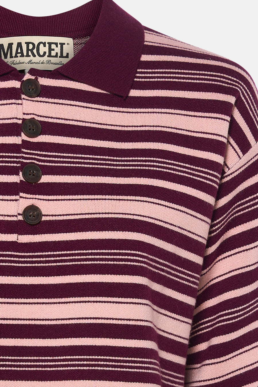 Gestreepte polo in roze en bordeaux van Le Fabuleux Marcel de Bruxelles, met gebreide textuur en knoopsluiting.