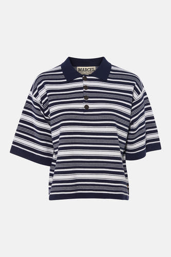 Donkerblauw-witte gestreepte polo van Le Fabuleux Marcel de Bruxelles met vier bruine knopen en gebreide textuur.