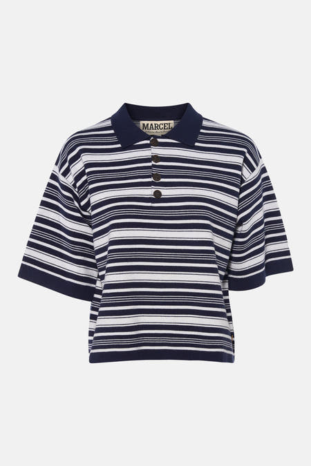 Donkerblauw-witte gestreepte polo van Le Fabuleux Marcel de Bruxelles met vier bruine knopen en gebreide textuur.