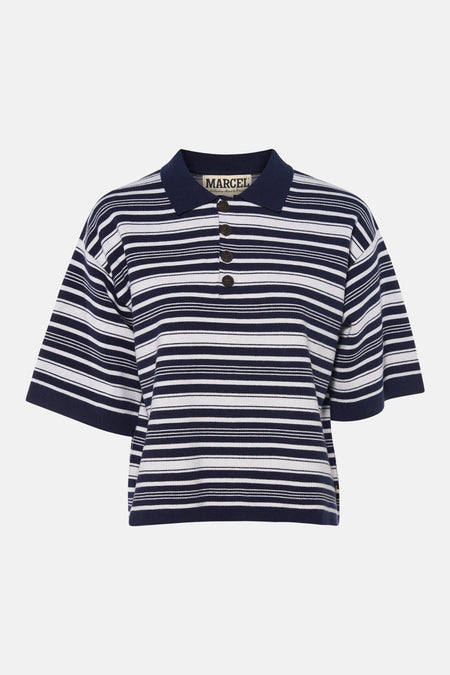Polo rayée bleu marine et blanc de Le Fabuleux Marcel de Bruxelles avec quatre boutons marron et texture tricotée.