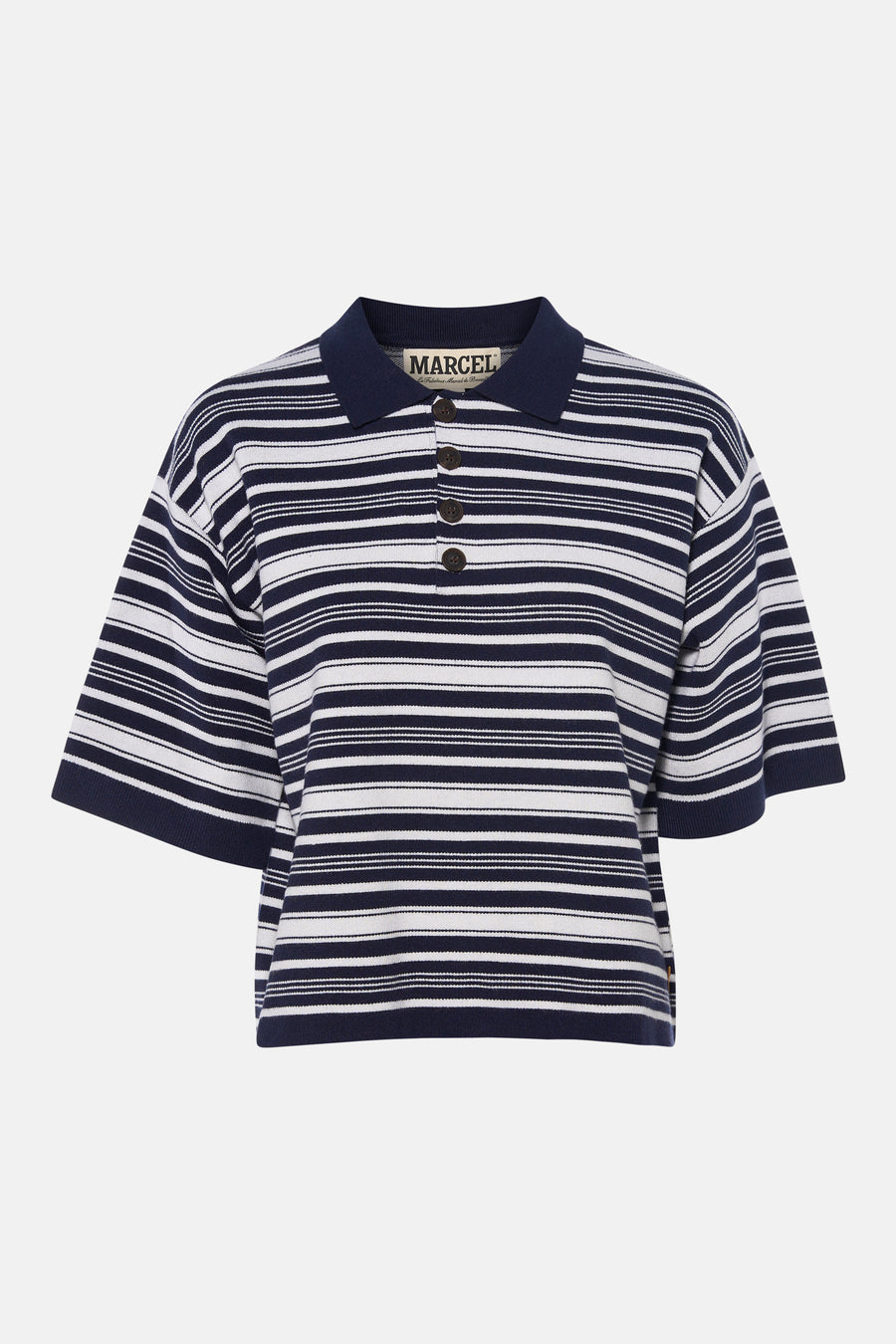 Donkerblauw-witte gestreepte polo van Le Fabuleux Marcel de Bruxelles met vier bruine knopen en gebreide textuur.