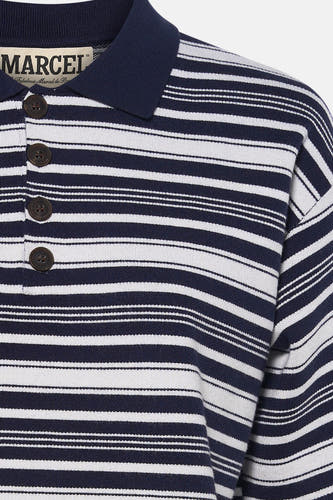 Gebreide gestreepte polo in marineblauw en wit van Le Fabuleux Marcel de Bruxelles, met knopen en een kraag, close-up.