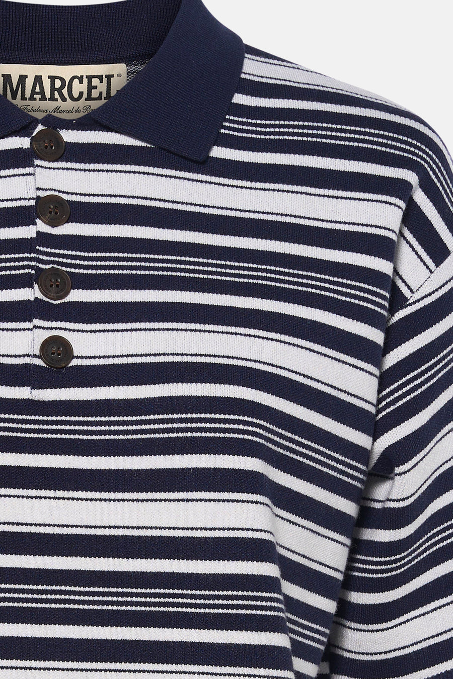 Gebreide gestreepte polo in marineblauw en wit van Le Fabuleux Marcel de Bruxelles, met knopen en een kraag, close-up.