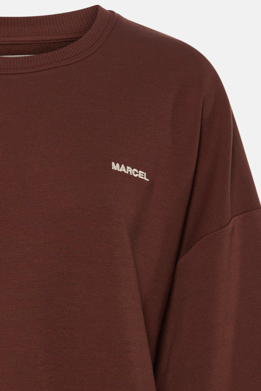 Pull marron à col rond de Le Fabuleux Marcel de Bruxelles, avec inscription 'MARCEL' brodée sur la poitrine et coupe décontractée.
