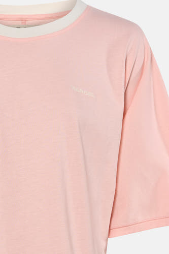 Roze korte mouwen t-shirt van Le Fabuleux Marcel de Bruxelles met witte kraag en subtiel borduursel op borst, close-up weergave