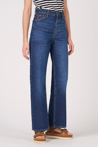 Donkere wide jeans van Le Fabuleux Marcel de Bruxelles, met hoge taille en bruine sandalen.
