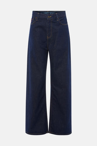Donkerblauwe wijde jeans van Le Fabuleux Marcel de Bruxelles, met gele stiksels en een rechte pijp.
