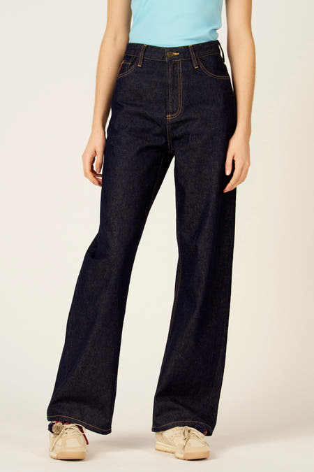 Jean large en denim de Le Fabuleux Marcel de Bruxelles, avec surpiqûres dorées sur les poches, vue arrière.